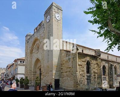 Kirche Eglise Notre Dame des Sablons, mittelalterliche Stadt Aigues-Mortes, Camargue, Departement Gard, Region Oskitanie, Mittelmeer, Frankreich Stockfoto