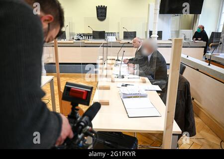 Ravensburg, Deutschland. Juni 2021. Der Angeklagte (2. Von rechts) sitzt neben seinen Verteidigern im Dock. Der ehemalige Schatzmeister der Stadt Weingarten steht wegen Unterschlagung in einem besonders schweren Fall vor Gericht. Quelle: Felix Kästle/dpa/Alamy Live News Stockfoto