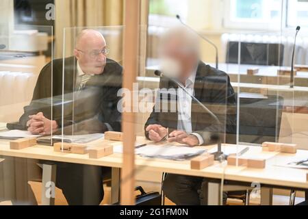 Ravensburg, Deutschland. Juni 2021. Der Angeklagte (r) sitzt neben seinem Verteidiger im Dock. Der ehemalige Schatzmeister der Stadt Weingarten steht wegen Unterschlagung in einem besonders schweren Fall vor Gericht. Quelle: Felix Kästle/dpa/Alamy Live News Stockfoto