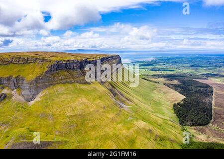 Luftaufnahme des Berges Benbulbin in der Grafschaft Sligo, Irland. Stockfoto