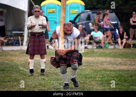 Highlandgames, Highland Games, Athlet, Sportsman, Kilt, Schwere Ereignisse Herausforderung, Werfen des Führers, werfen, log werfen, Tartan, Schecks, Schottland Stockfoto