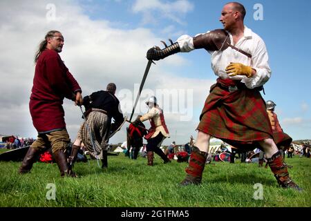 Schlacht von Tintagel, Schlachtnachstellung, historische Schlacht, Teilnehmer, Schwertkampf, Mann in Kilt, Kilt, Tartan, King Arthur, Tintagel, Cornwall Stockfoto