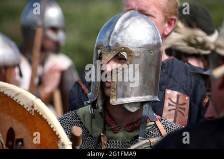 Schlacht von Tintagel, Schlachtnachstellung, historische Schlacht, Teilnehmer, Ritter mit Helm, King Arthur, Tintagel, Cornwall, England, Großbritannien Stockfoto