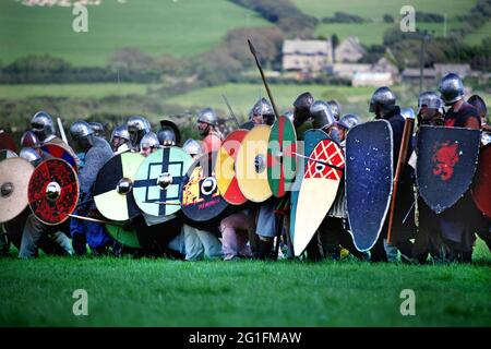 Schlacht von Tintagel, Schlachtnachstellung, historische Schlacht, Teilnehmer, Ritter mit Schild und Schwert, Kampfformation, König Arthur, Tintagel Stockfoto