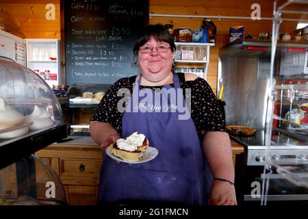 The Hen House Takeaway, Vermieterin, fette Frau, Scones, Tee Zeit Gebäck, Achleck, Mull, Innere Hebriden, Hebriden, Highlands, Highland, Schottland, United Stockfoto