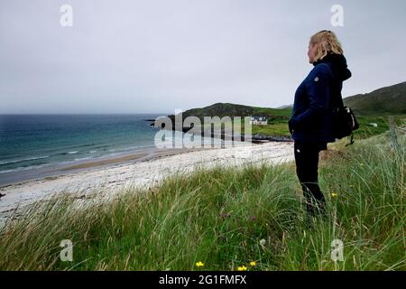 Camusdarach Beach, Beach, Atlantic, Marram Grass, Woman, Arisaig, Mallaig, Westküste, Highlands, Highland, Schottland, Vereinigtes Königreich Stockfoto