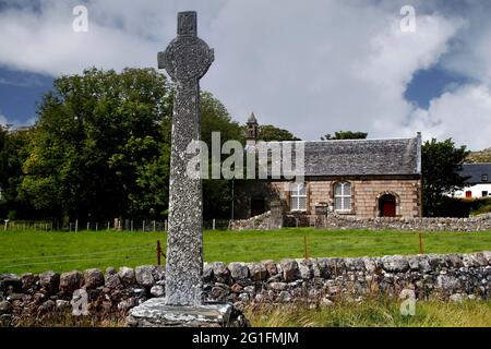 Hohes Kreuz, Keltisches Kreuz, Steinmauer, Hütte, Baile Mor, Hauptort von Iona, Baile Mor, Iona, Innere Hebriden, Hebriden, Highlands, Highland Stockfoto