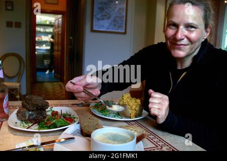 Das Tea Garden Cafe, Restaurant, Frau, Frau isst cullen-Skink, dicke schottische Suppe aus geräuchertem Schellfisch, Fischsuppe, Haggis mit gebackenen Kartoffeln Stockfoto