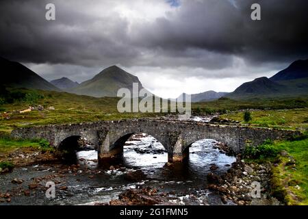 Old Bridge, Three Arch Bridge, Stone Bridge mit freien Bögen über den Sligachan River, Cullin Mountains, Sligachan, Isle of Skye, Skye, Innere Hebriden Stockfoto