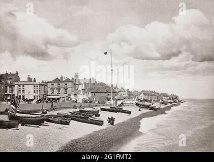 Eine Ansicht aus dem späten 19. Jahrhundert von Yachten, die am Strand von Deal, einer Stadt in Kent, England, aufgestellt wurden, wo sich Nordsee und Ärmelkanal treffen. Es ist eine ehemalige Fischerei-, Bergbau- und Garnisonsstadt, die 1278 zu einem „Limb Port“ der Cinque Ports wurde und sich zum geschäftigsten Hafen in England entwickelte. Später wurde es zu einem Badeort, seine malerischen Straßen und Häuser erinnern an seine Geschichte. Stockfoto