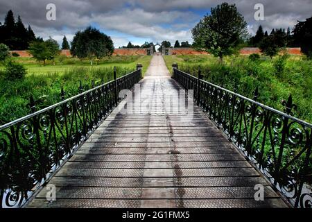 Glamis Castle, Garten, Schlosspark, Pfad, Brücke, Walled Garden, Earl of Strathmore, Glamis, Forfar, Angus, Schottland, Vereinigtes Königreich Stockfoto