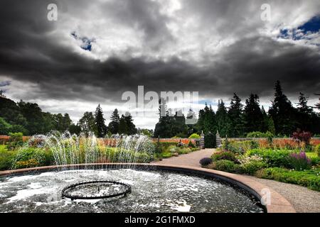 Glamis Castle, Garten, Schlosspark, ummauerter Garten, Brunnen, Grauer Himmel, Earl of Strathmore, Glamis, Forfar, Angus, Schottland, Vereinigtes Königreich Stockfoto