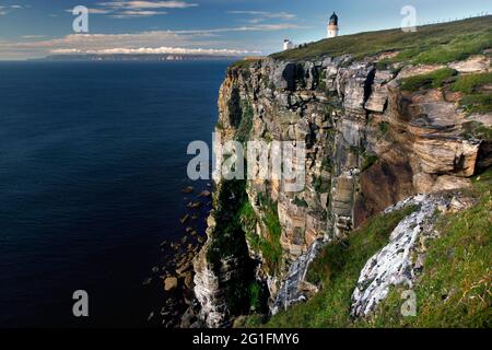 Leuchtturm, Klippen, Kirchturm, Dunnet Head, Nordküste, Highlands, Highland, Schottland, Großbritannien Stockfoto