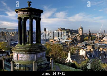 Calton Hill, UNESCO-Weltkulturerbe, Dugald Stewart Monument, Panoramablick, Blick über die Princess Street zum Edinburgh Castle, Castle, Edinburgh Stockfoto