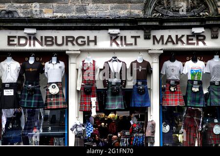 Schaufenster-Kiltmaker, Kilt Schneider, Kilt, Tartan, Karomuster, Plaid, Souvenirladen, Souvenirladen, Grassmarket, Edinburgh, Schottland, Großbritannien Stockfoto