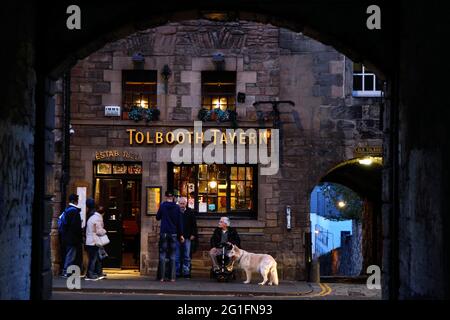 Pub, Tollbooth Tavern, Gäste vor dem Pub, Gebäude aus 1591, Royal Mile, Altstadt, Edinburgh, Schottland, Vereinigtes Königreich Stockfoto