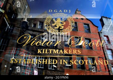 Schaufenster Kiltmaker, Kiltmaker, Golden Writing, Reflection Houses, Victoria Street, Altstadt, Altstadt, Edinburgh, Schottland, Großbritannien Stockfoto