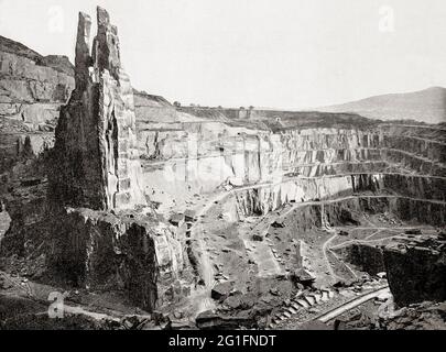 Eine Ansicht des Penrhyn Quarry aus dem späten 19. Jahrhundert, einem Schieferbruch in der Nähe von Bethesda, Nordwales. Ende des 19. Jahrhunderts war es der größte Schieferbruch der Welt mit einer fast 1.6 km langen und 1,200 370 m tiefen Hauptgrube, die von fast 3,000 Steinbrüchen bearbeitet wurde. Stockfoto