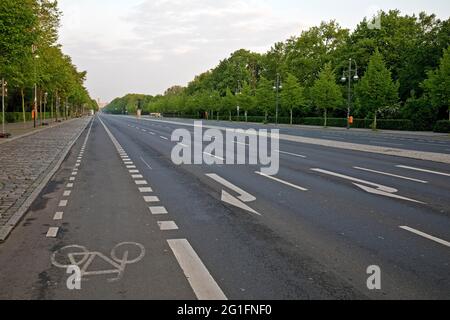 Leere Straße vom 17. Juni am frühen Morgen, Soziale Distanzierung, Coronavirus, Berlin-Mitte, Berlin, Deutschland Stockfoto