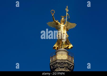 Goldene Bronzeskulptur von Victoria auf der Siegessäule, eingeweiht 1873, Künstler Friedrich Drake, blauer Himmel, Berlin, Deutschland Stockfoto