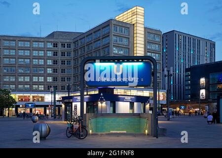 Eintritt zur Alexanderplatz U-Bahn am Abend, Alexanderplatz, Berlin Mitte, Berlin, Deutschland Stockfoto