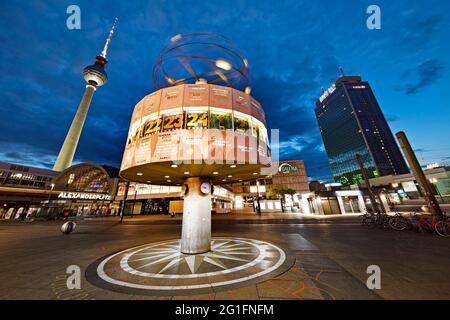 Alexanderplatz mit dem Berliner Fernsehturm und der Urania-Weltzeituhr am Abend, Berlin Mitte, Berlin, Deutschland Stockfoto