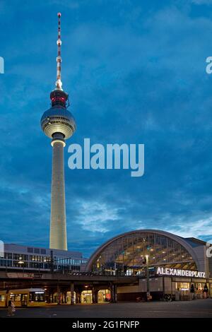 Alexanderplatz S-Bahn-Station mit dem Berliner Fernsehturm am Abend, Alexanderplatz, Berlin Mitte, Berlin, Deutschland Stockfoto