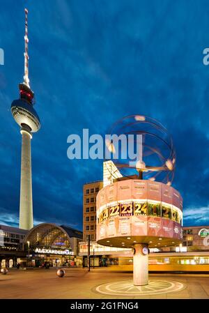 Alexanderplatz mit dem Berliner Fernsehturm und der Urania-Weltzeituhr am Abend, Berlin Mitte, Berlin, Deutschland Stockfoto