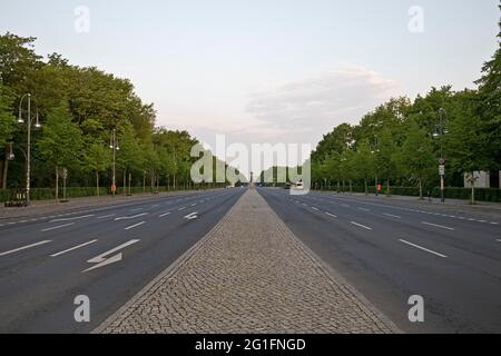 Leere Straße vom 17. Juni am frühen Morgen, Soziale Distanzierung, Coronavirus, Berlin-Mitte, Berlin, Deutschland Stockfoto