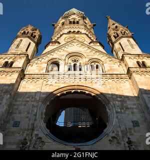 Kaiser-Wilhelm-Gedächtniskirche, starke Untersicht des alten Turms, Berlin, Deutschland Stockfoto