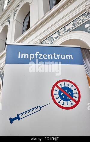 Hamburg, Deutschland. Juni 2021. Anlässlich der Eröffnung eines Impfzentrums in der Handelskammer steht ein Stand mit der Aufschrift „Impfzentrum“. Die Impfung soll am 10.06.2021 bei der Handelskammer beginnen. Quelle: Georg Wendt/dpa/Alamy Live News Stockfoto