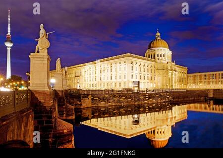 Das Berliner Schloss, 2021, Humboldt Forum mit Schlossbrücke und Fernsehturm am Abend, Berlin Mitte, Deutschland Stockfoto