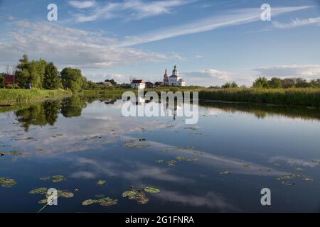 Abgebrochener Kirche reflektiert in der Kamenka Fluss, Suzdal, Goldener Ring, Russland Stockfoto