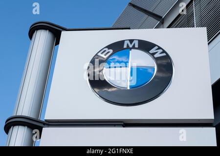 Schild und Logo der BMW Niederlassung Dortmund, Ruhrgebiet, Nordrhein-Westfalen, Deutschland Stockfoto