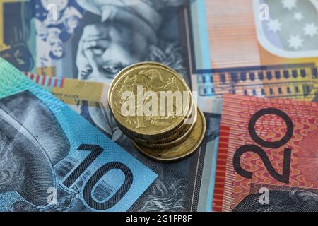 Ein Stapel australischer Dollar-Münzen, die auf zehn - zwanzig und fünfzig Dollar-Noten platziert werden. Stockfoto