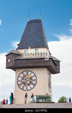 Graz, Österreich - Mai 28 2019: Der Uhrturm ist eine erkennbare Ikone der Stadt und ist ungewöhnlich, weil die Zeiger der Uhr oppo haben Stockfoto