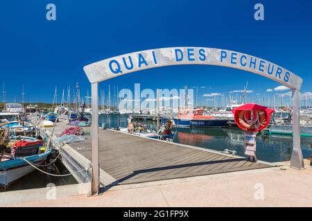 FRANKREICH, PROVENCE-ALPES-COTE D'AZUR. VAR (83) ARCHIPEL DER INSELN VON HYERES, PORQUEROLLES INSEL, HAFEN Stockfoto