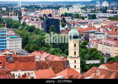 Graz, Österreich - Mai 28 2019: Luftaufnahme der Franziskanerkirche Graz in der Innenstadt. Stockfoto