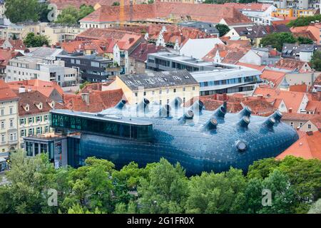 Graz, Österreich - Mai 28 2019: Luftaufnahme des Kunsthauses Graz, einem Museum für moderne Kunst am Fluss in amorphem blauem Gebäude, mit modernster, temporärer Architektur Stockfoto