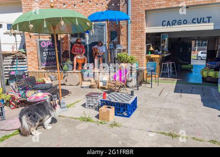 Jarrah Kai spielt im Cargo Cult in Culburra an der australischen Südküste von New South Wales, einem Ort für lokale Kunst, Musik und Essen. Stockfoto