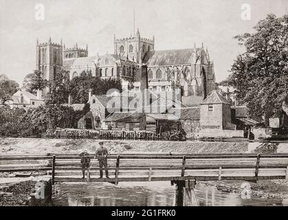 Ein Blick aus dem späten 19. Jahrhundert auf die Cathedral Church of St Peter and St Wilfrid, die gemeinhin als Ripon Cathedral in der North Yorkshire Stadt Ripon bekannt ist, von der anderen Seite des Flusses Skell aus. Es wurde als Kloster von schottischen Mönchen in den 660er Jahren gegründet, und wurde im zehnten Jahrhundert Kollegium, und fungierte als Mutter Kirche innerhalb der großen Diözese York für den Rest des Mittelalters. Die heutige Kirche wurde zwischen dem 13. Und 16. Jahrhundert erbaut und wurde 1836 zur Kathedrale der Diözese Ripon. Stockfoto