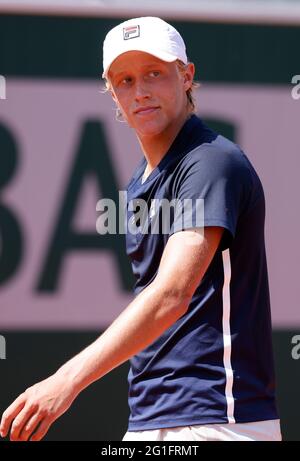 Paris, Frankreich. Juni 2021. Tennis: Grand Slam - French Open, Einzel, Junioren, 1. Runde, Westphal (Frankreich) - Borg (Schweden). Leo Borg schaut auf das Gericht. Quelle: Frank Molter/dpa/Alamy Live News Stockfoto