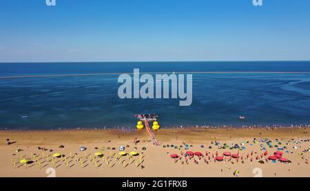 (210607) -- TIANJIN, 7. Juni 2021 (Xinhua) -- Luftfoto vom 5. Juni 2021 zeigt einen künstlichen Badeort am Hafen von Dongjiang in der Binhai New Area im nordchinesischen Tianjin. Tianjin in Nordchina verfügt über eine reiche Artenvielfalt an einer 153 km langen Küste aus schlammigen Wattflächen. Im Laufe der Jahre hat die Stadt an der Bekämpfung der Umweltverschmutzung und dem Küstenmanagement der Bohai-See gearbeitet, um ihre Feuchtgebiete an der Küste wiederherzustellen, während strengere Maßnahmen zur Landgewinnung ergriffen wurden. Im Jahr 2020 erreichten 70.4 Prozent der Offshore-Gewässer in Tianjin im Rahmen eines dreijährigen Aktionsplans für Schlageinschläge eine gute Qualität Stockfoto