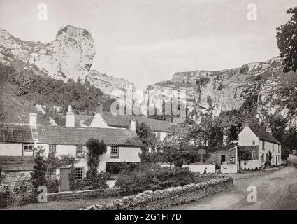 Ein Blick aus dem späten 19. Jahrhundert auf das Dorf Cheddar, das am südlichen Rand der Mendip Hills in Somerset, England, liegt. Die Löwenklippe, die über dem Dorf thront, markiert den Beginn der Kalksteinschlucht von Chedder. Stockfoto