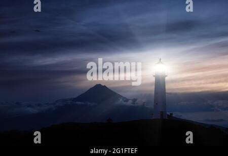 Cape Egmont Leuchtturm und Taranaki Mount im Hintergrund, Neuseeland Stockfoto