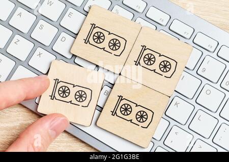 Das Konzept der Schaffung einer Farm aus Videokarten für den Abbau von Kryptowährung auf Holzplatten und einer Tastatur. Stockfoto