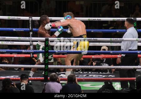 Miami Gardens, Usa. Juni 2021. Floyd Mayweather, 44 wirft am Sonntag, den 6. Juni 2021 in Miami Gardens, Florida, eine Linke auf Logan Paul, 26 in einem Ausstellungskampf im Hard Rock Stadium. Foto von Gary i Rothstein/UPI Credit: UPI/Alamy Live News Stockfoto