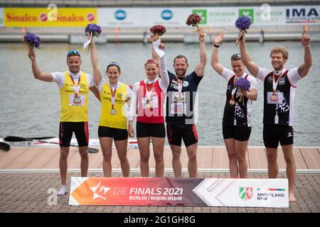 Kanu K2 gemischt, Siegerehrung von links: 2. Platz Silbermedaille Tobias-Pascal SCHULTZ (KG Essen) und Katharina KOETHER (KG Essen) die Sieger 1. Platz Goldmedaille Julia HERGERT (SC Magdeburg) und Kostja STROINSKI (RKV. Berlin), 3. Platz. Platz Bronze Franziska JOHN (KC Potsdam) und Max ZAREMBA (KC Potsdam) Jubel, Jubel, Freude, Jubel, das Finale 2021 in den Disziplinen Kanu, SUP, Kanupolo vom 03.06.-06.06.2021 in Duisburg, Â Stockfoto