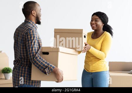 Umzugstag. Porträt Eines Glücklichen Afroamerikanischen Paares Mit Kartons Stockfoto