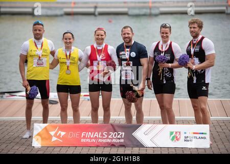 Kanu K2 gemischt, Siegerehrung von links: 2. Platz Silbermedaille Tobias-Pascal SCHULTZ (KG Essen) und Katharina KOETHER (KG Essen) die Sieger 1. Platz Goldmedaille Julia HERGERT (SC Magdeburg) und Kostja STROINSKI (RKV. Berlin), 3. Platz. Platz Bronze Franziska JOHN (KC Potsdam) und Max ZAREMBA (KC Potsdam) Jubel, Jubel, Freude, Jubel, das Finale 2021 in den Disziplinen Kanu, SUP, Kanupolo vom 03.06.-06.06.2021 in Duisburg, Â Stockfoto